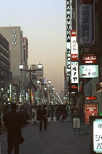 Tokyo, Ginza an einem Sonntagabend